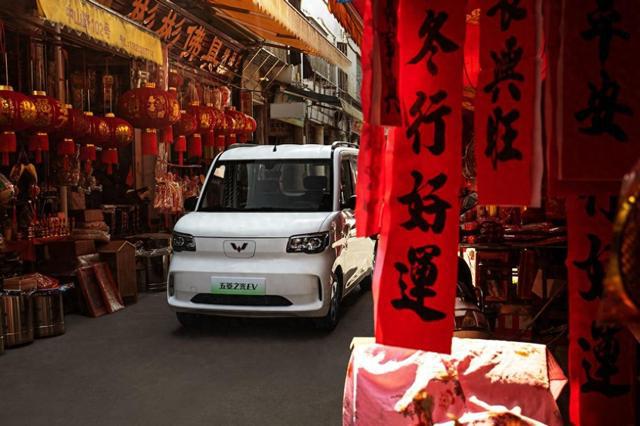 米乐4万多的纯电车也能拉货、出摊、露营五菱之光EV用法多到数不清(图1)